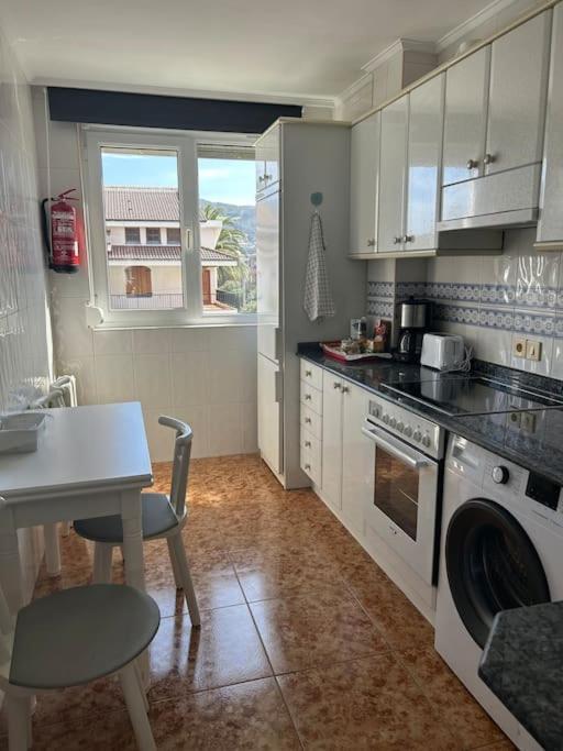 Playa De Berria -Apartamento Con Piscina Y Vistas Al Mar Santona Bagian luar foto
